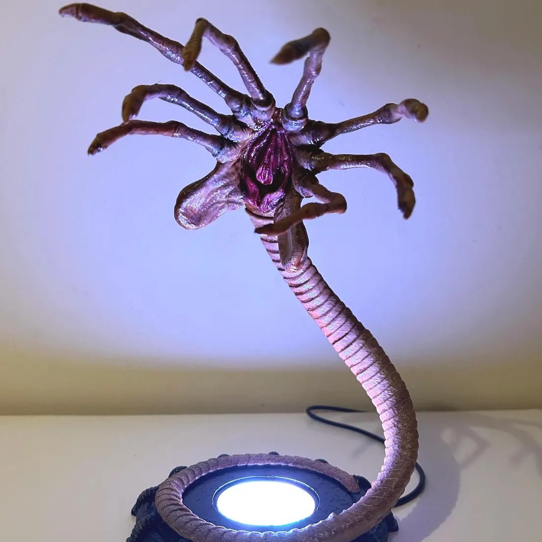 Alien Facehugger Lampe Nachtli – Home Decor Com Bewertung und Preis