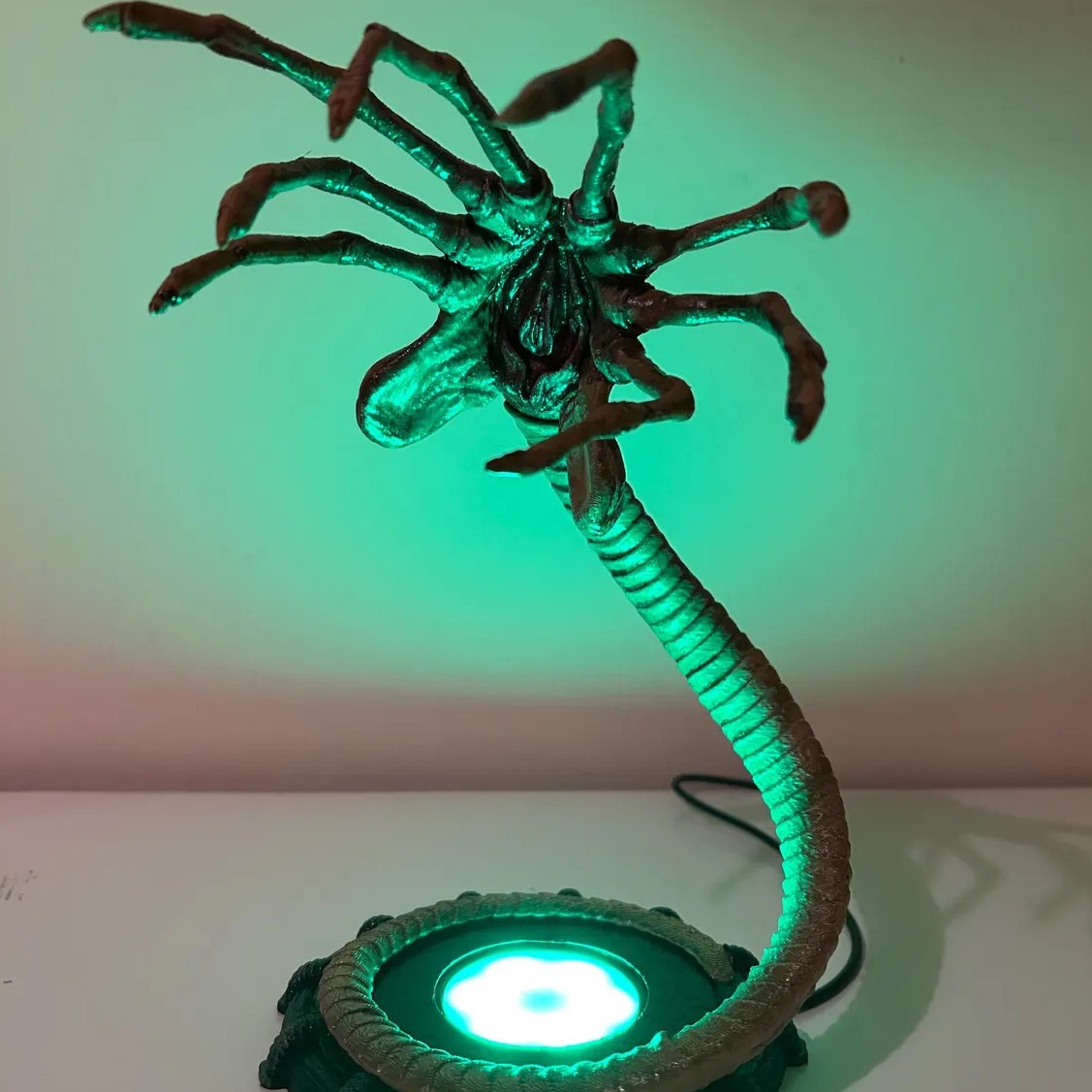 Alien Facehugger Lampe Nachtli – Home Decor Com Bewertung und Preis