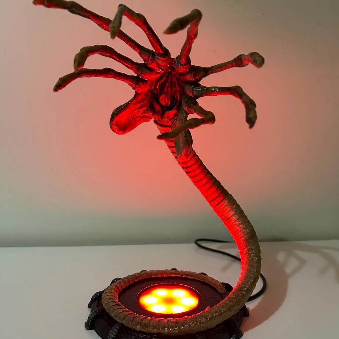 Alien Facehugger Lampe Nachtli – Home Decor Com Bewertung und Preis